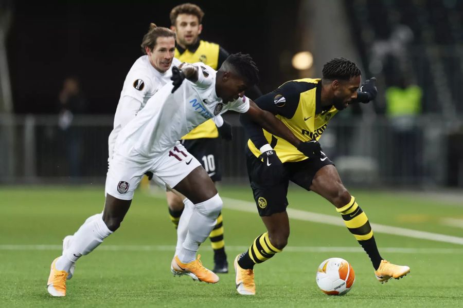 YBs Ulisses Garcia (r.) behauptet sich gegen Michael Pereira (l.) von Cluj.