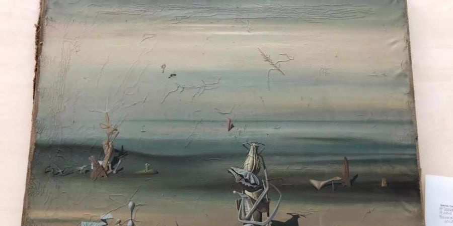 Das Gemälde des surrealistischen französischen Malers Yves Tanguy (1900-1955) hat die Polizei am Düsseldorfer Flughafen aus dem Altpapier gerettet. Foto: Polizei Düsseldorf/dpa