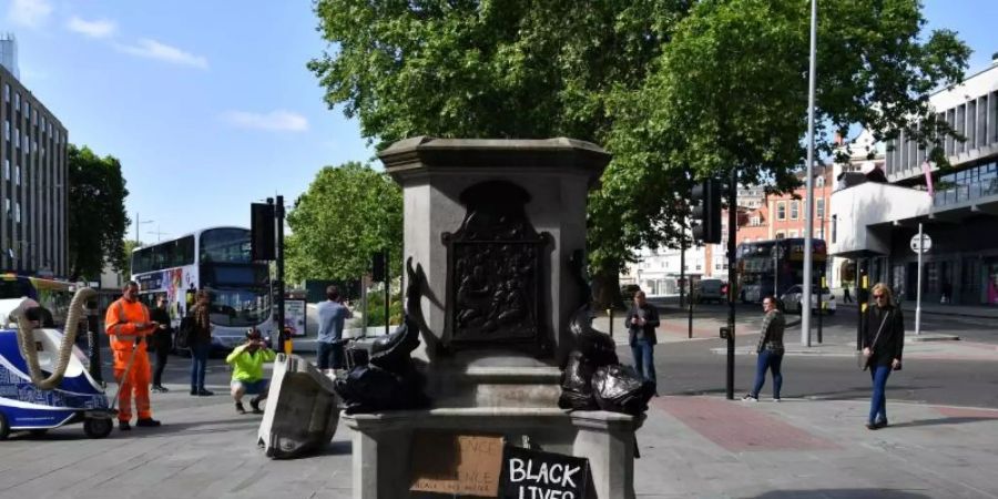 Der leere Sockel in Bristol, auf dem einst die Statue des Sklavenhändlers Edward Colston stand. Foto: Ben Birchall/PA Wire/dpa