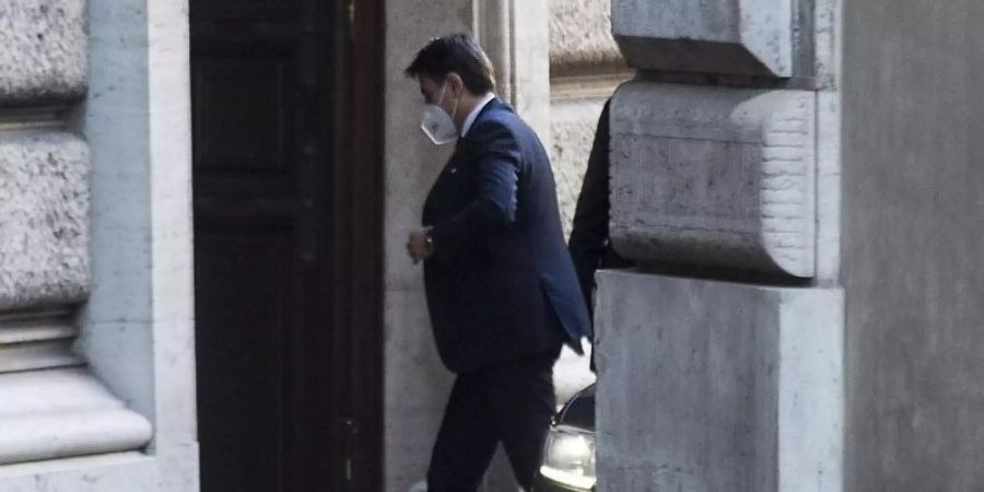 Giuseppe Conte ist von Staatspräsident Mattarella gebeten worden, mit seiner Regierung vorerst im Amt zu bleiben. Foto: Roberto Monaldo/LaPresse via ZUMA Press/dpa