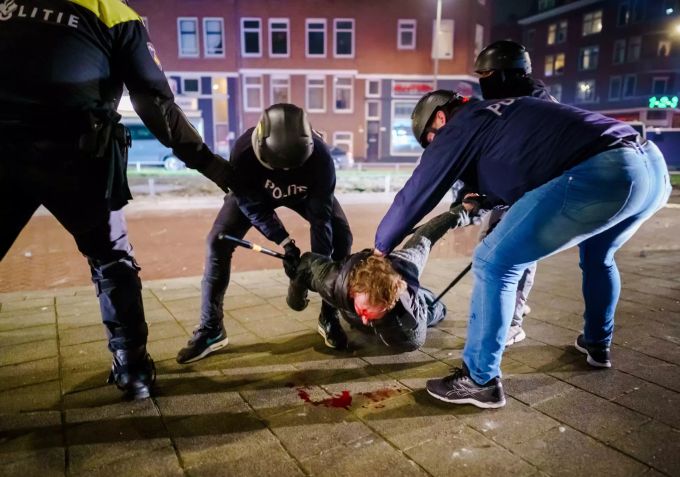 Ein Demonstrant wird am Montag in Rotterdam von der Polizei abgeführt. Riots in Rotterdam