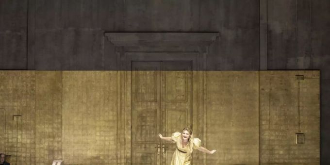 Das Zürcher Opernhaus will dem Publikum die Wartezeit versüssen: Ab dem 15. November werden Aufführungen wie die diesjährige Eröffnungspremiere «Boris Godunow» (Bild) online und im Fernsehen gezeigt. Das Zürcher Opernhaus will dem Publikum die Wartezeit versüssen: Ab dem 15. November werden Aufführungen wie die diesjährige Eröffnungspremiere «Boris Godunow» (Bild) online und im Fernsehen gezeigt.
