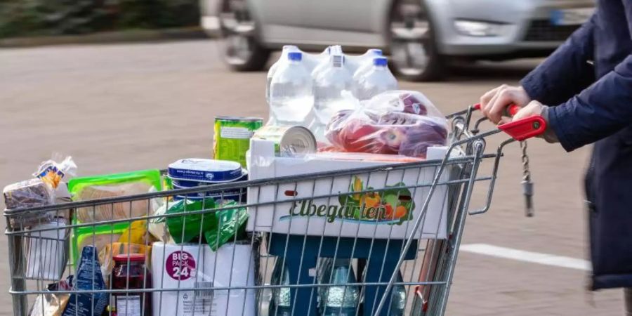 In Zeiten von Corona kaufen Verbraucher lieber seltener ein und machen stattdessen einen Grosseinkauf. Foto: Jens Büttner/dpa-Zentralbild/dpa