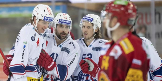 Rapperswils Nando Eggenberger, Leandro Profico, und Steve Moses, von links, jubeln, während dem Meisterschaftsspiel der National League zwischen den SCL Tigers und den SC Rapperswil-Jona Lakers. SCL Tigers National League
