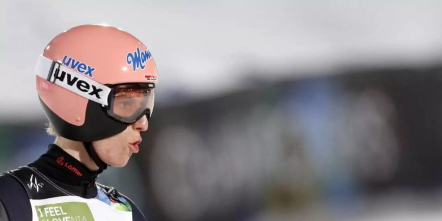 Hofft nach seinem positiven Corona-Test auf einen Start bei der Vierschanzentournee: Karl Geiger. Foto: Darko Bandic/AP/dpa