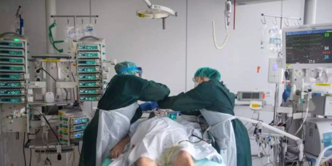 Es sind wohl mehr Menschen an Corona gestorben als bislang angenommen. (Symbolbild) israel