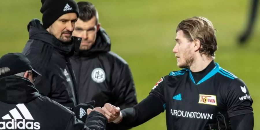 Steht vor seinem Startelf-Debüt bei Union Berlin: Torhüter Loris Karius (r). Foto: Andreas Gora/dpa Pool/dpa