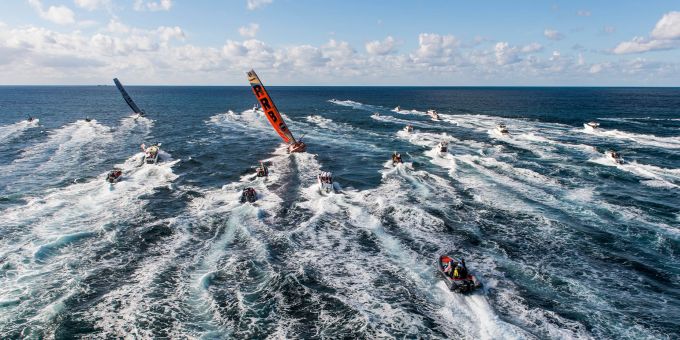 Auf in die Ferne: Dieses Bild zeigt den Start der Vendée Globe im Jahr 2016. Die nächste Auflage der berühmten Segelregatta geht im Herbst 2024 los. Meer Segelschiffe Regatta Boote Wellen