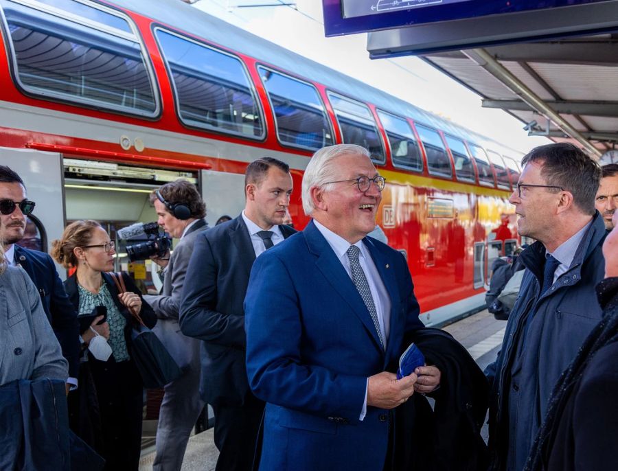 Frank-Walter Steinmeier steigt am Dienstag in Mecklenburg-Vorpommern, Neustrelitz, aus dem Zug.