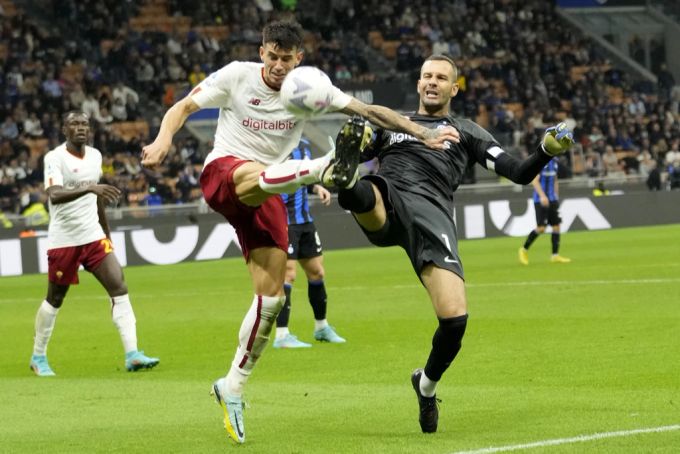 Die Partie in Mailand ist hart umkämpft – Am Ende unterliegt Inter Mailand 1:2. Inter Mailand