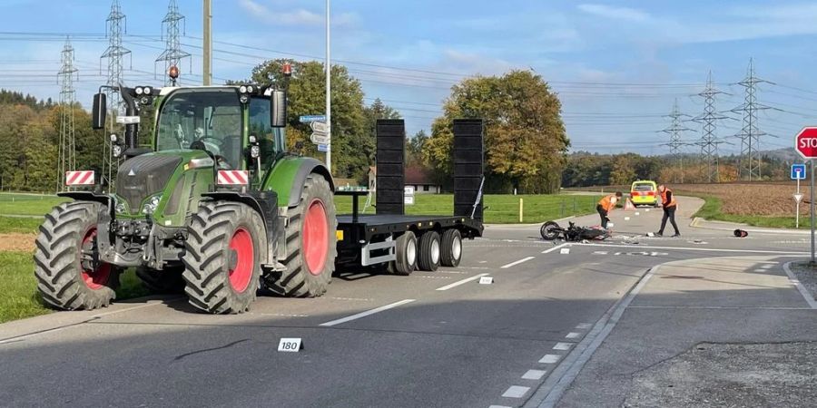 motorradfahrer traktor