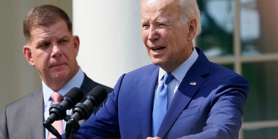 Joe Biden (r), Präsident der USA, hat eine klare Botschaft an Wladimir Putin gerichtet.