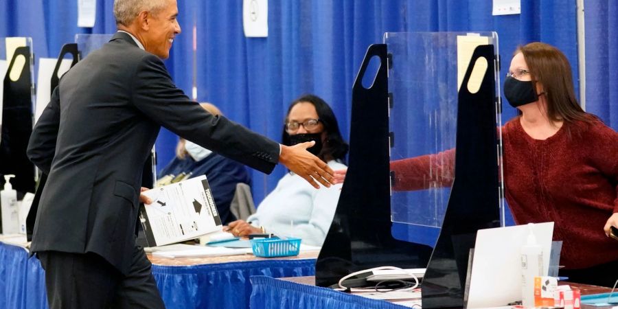 Ex-US-Präsident Barack Obama schüttelt die Hand einer Wahlhelferin in Chicago, bevor er seine Stimme für die Midterm Elections abgibt.