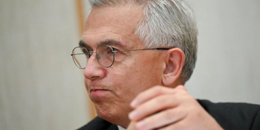 Der umstrittene Oberbürgermeister Peter Feldmann (SPD) muss sich vor dem Landgericht wegen Korruptionsvorwürfen verantworten.
