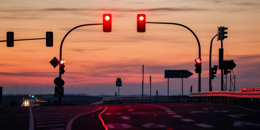 Rot ist rot: Wer drüberfährt, muss zahlen. Aber ist es relevant, mit welcher Art Auto der Verstoss begangen wird?