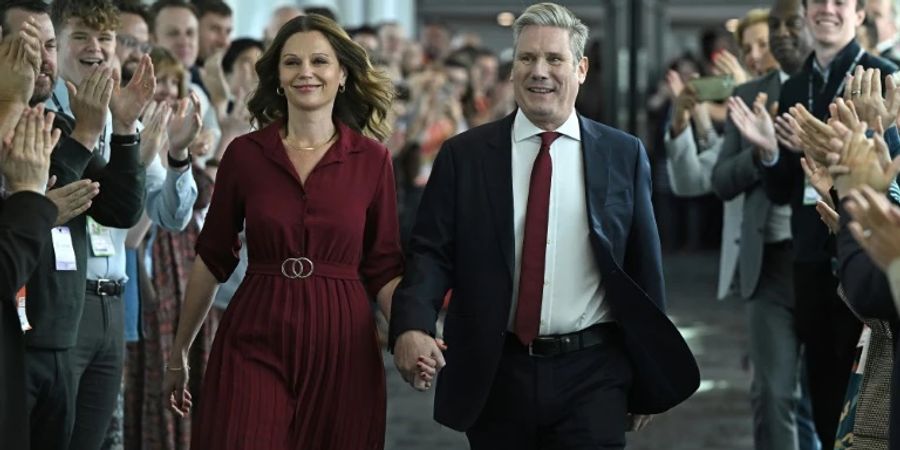 Keir Starmer mit seiner Frau Victoria am 27. September in Liverpool