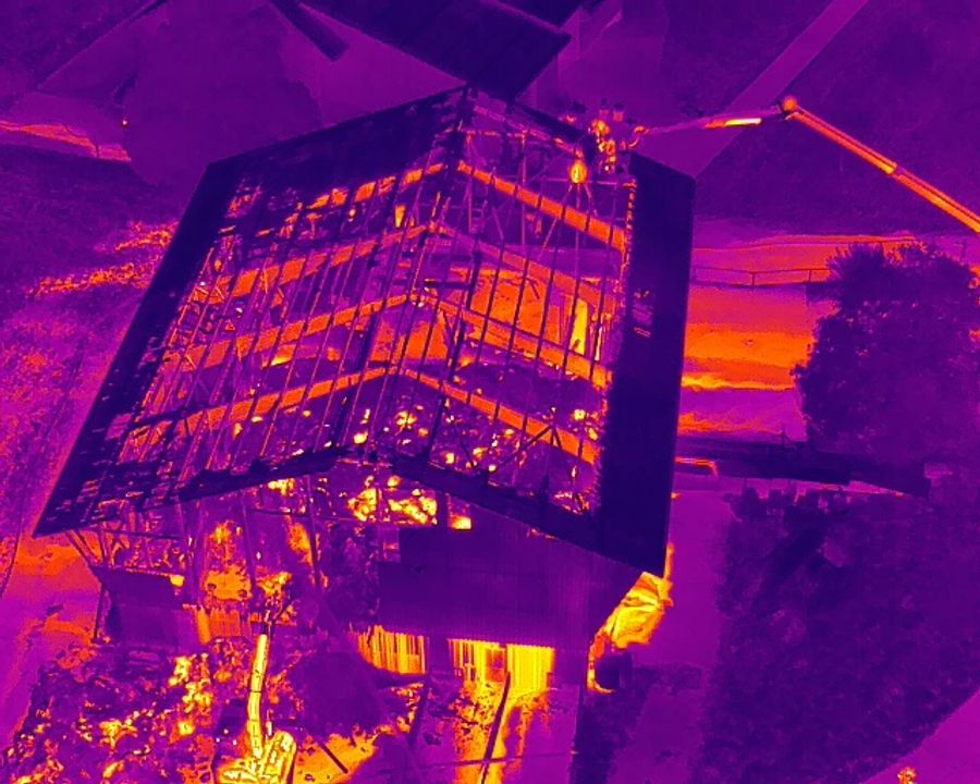 Aufnahmen mit einer Wärmebildkamera zeigen Glutnester nach dem Scheunenbrand in Schüpfheim LU.