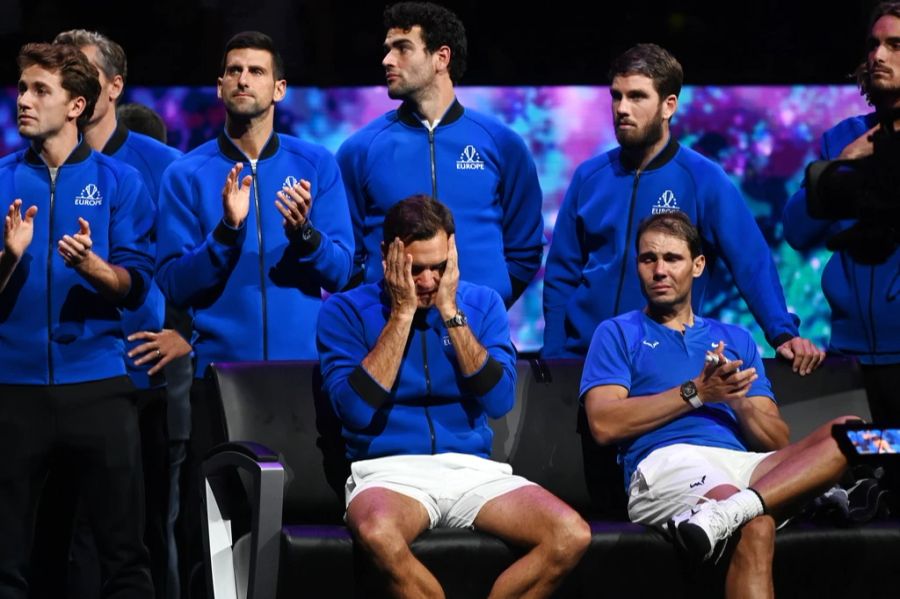 Emotionen pur: Roger Federer weint mit Rafael Nadal.