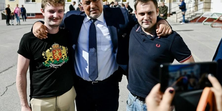 Borissow posiert mit Anhängern für Fotos