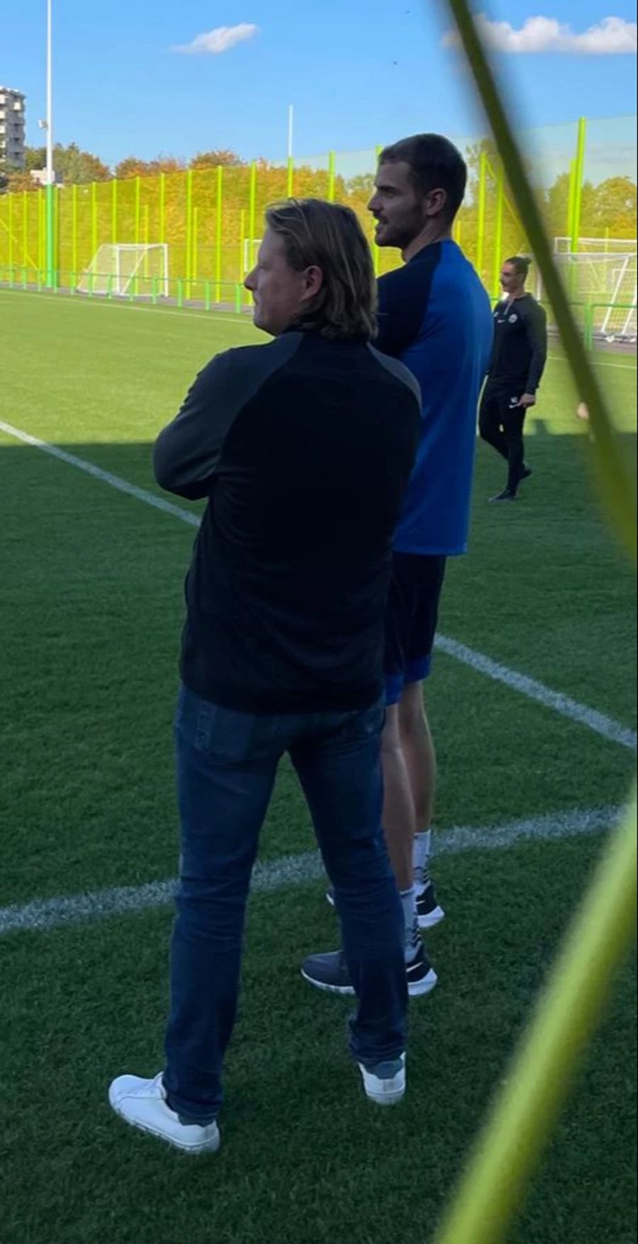 Hier beim Training neben Goalie Yanik Brecher.