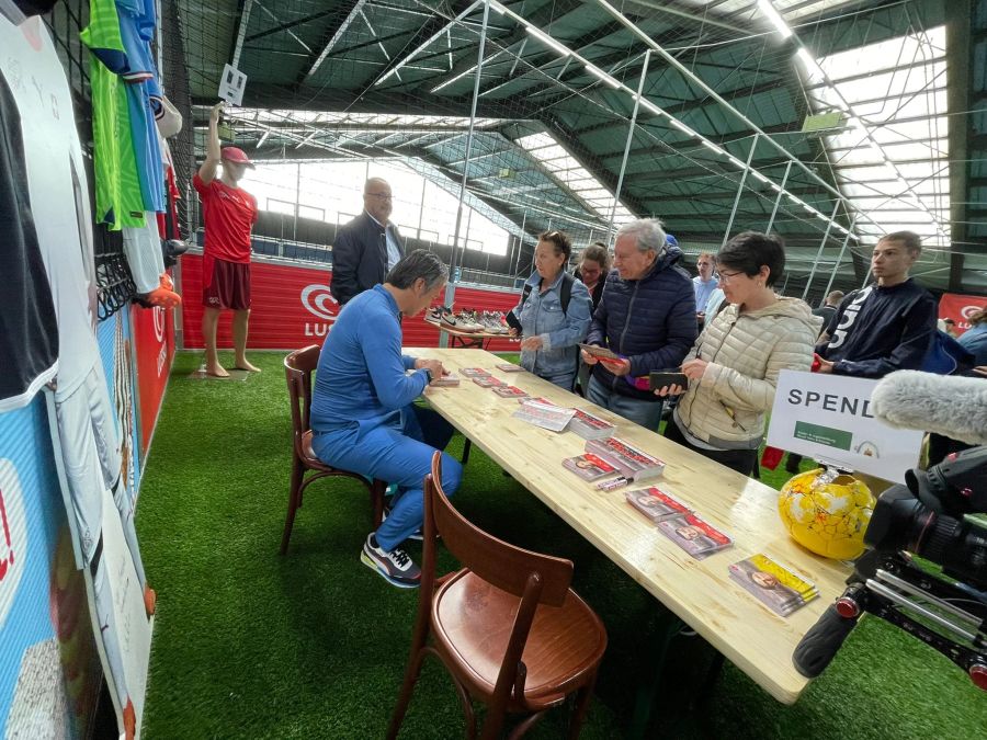 Am Samstag verkaufte der Nati-Coach in der Yakin Arena Sportartikel von Schweizer Fussball- und Sport-Stars für einen guten Zweck.