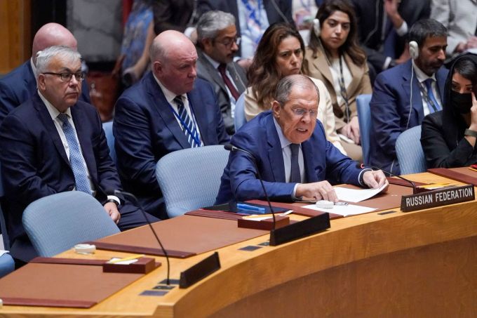 Sergej Lawrow (1. Reihe) spricht vor dem UN-Sicherheitsrat in New York. Der russische Aussenminister rechtfertigte den Angriff aufs Nachbarland, erhob schwere Vorwürfe gegen Kiew und beklagte eine direkte Einmischung des Westens. Mary Altaffer/AP/dpa Tirade lawrow