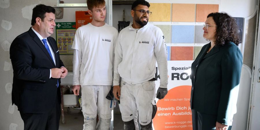 Hubertus Heil (l, SPD), Bundesminister für Arbeit und Soziales, und Andrea Nahles (r), Vorstandsvorsitzende der Bundesagentur für Arbeit, besuchen anlässlich des «Sommers der Berufsausbildung» die Firma K. Rogge Spezialbau GmbH.