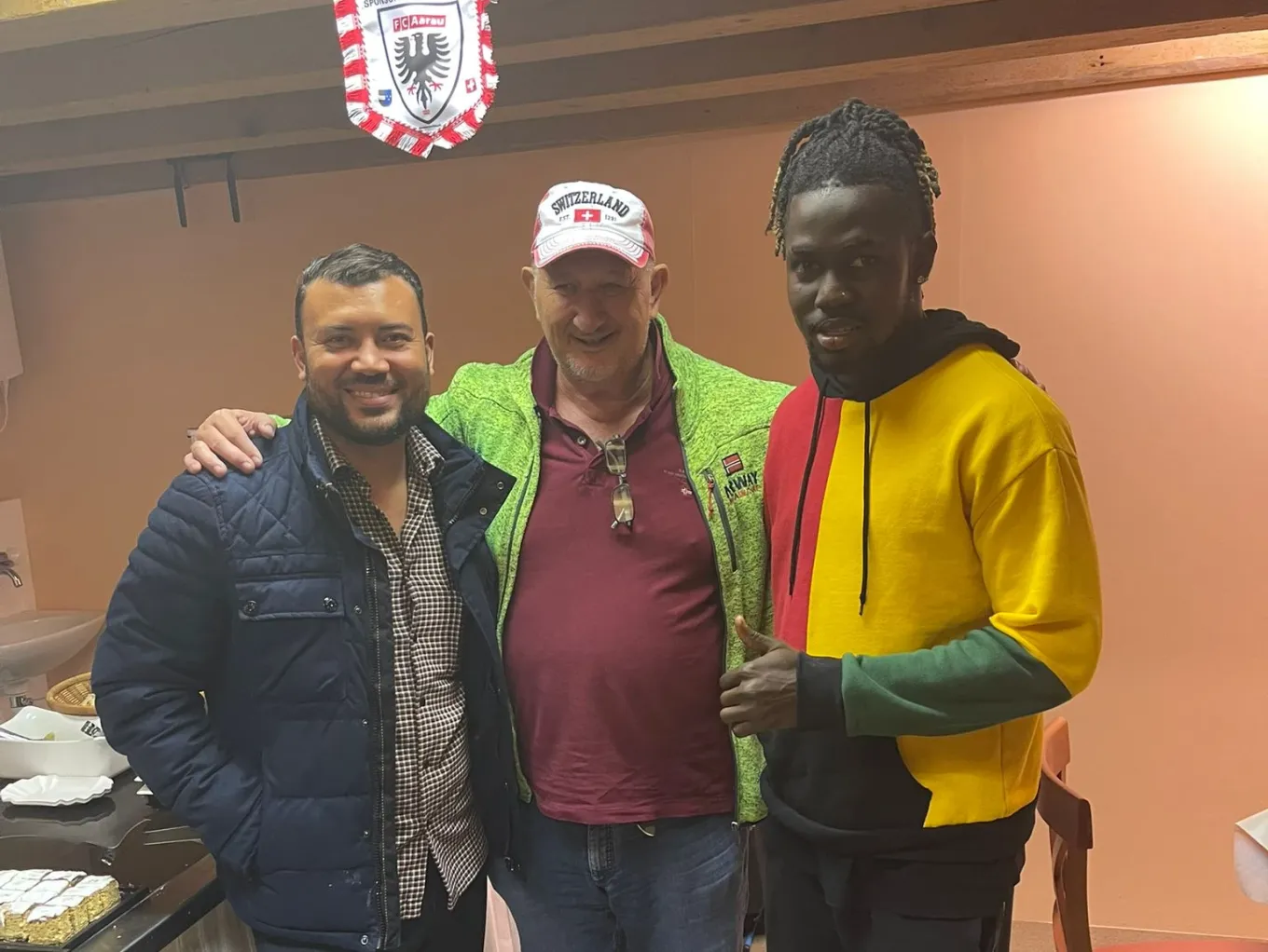 Johan Vonlanthen mit Silvan Schertenleib und dem gesperrten Allen Njie – © by Nau.ch