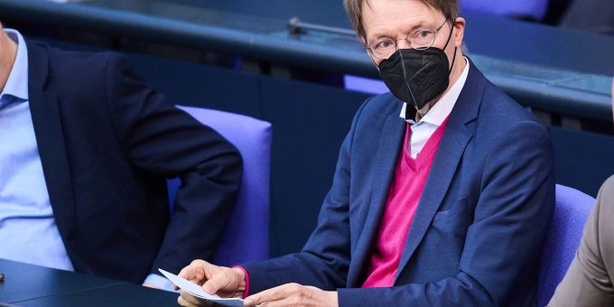Karl Lauterbach (SPD), Bundesminister für Gesundheit sitzt kurz vor seiner Rede in der Sitzung des Bundestags. karl lauterbach