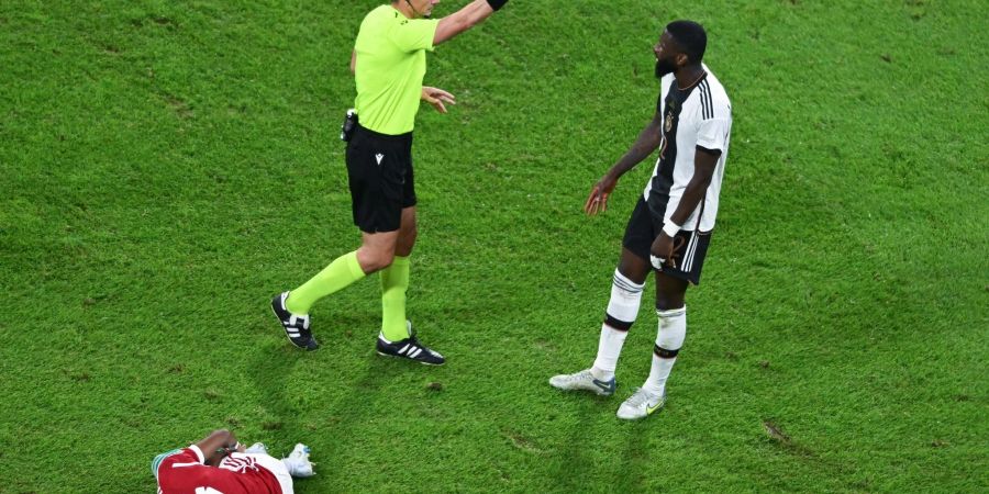 Schiedsrichter Slavko Vincic zeigt Deutschlands Antonio Rüdiger nach einem Foul gegen Ungarns Loïc Nego (l) die gelbe Karte.