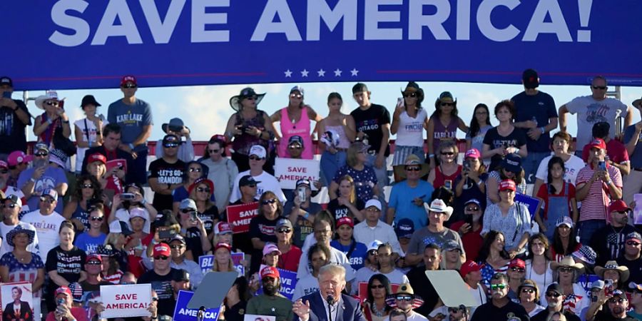 Donald Trump, ehemaliger Präsident der USA, spricht bei einer Kundgebung. Foto: Matt York/AP/dpa