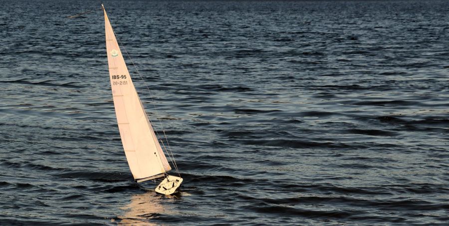 Zwei Russen machten sich in einem kleinen Segelboot auf nach Alaska. (Symbolbild)