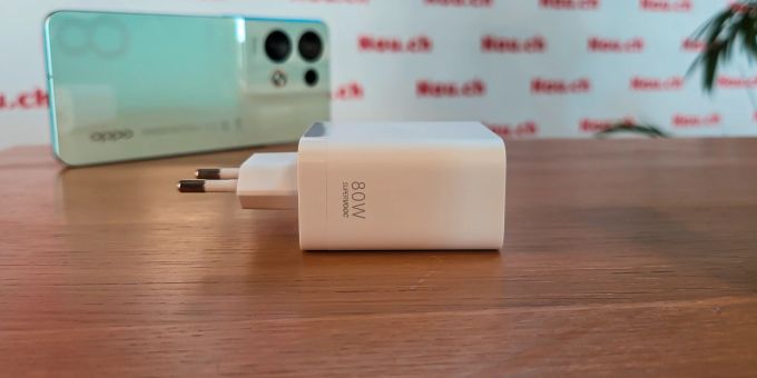 Das mitgelieferte 80-Watt-Netzteil ist auch hier ein Segen. Oppo Reno8 Pro