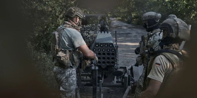 Ukrainische Soldaten der 28. Brigade bereiten ein Mini-Mehrfachraketen-System an der Frontlinie in der Nähe von Bachmut vor. Soldaten Bachmut