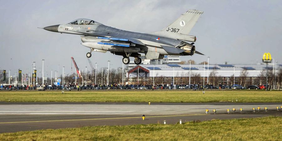 Ein F-16-Kampfjet der niederländischen Luftwaffe landet während einer Militärübung auf dem Flughafen Schiphol. Die Niederlande und Dänemark wollen Jets dieser Art an die Ukraine liefern.