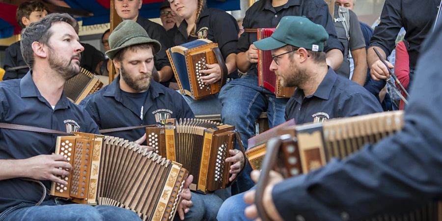 Gratis-Konzerte auf den Strassen von Bellinzona: Der Volksmusikverein Ennetmoos NW beim Eidgenössischen Volksmusikfest.