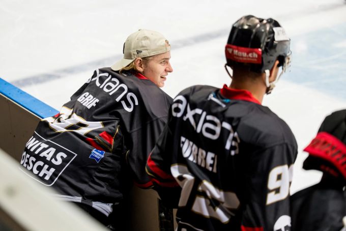 Gian Graf (l.) wurde nach acht Minuten beim EHC Thun eingewechselt. EHC Thun