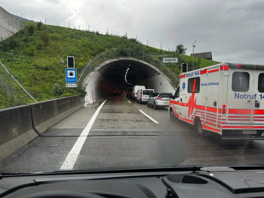 Schon am Eingang bahnt es sich an, im Quarten-Annaberg-Tunnel stauts.