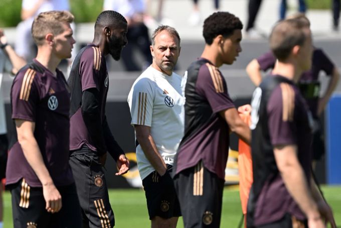 Deutschland spielt derzeit unter Trainer Hansi Flick. Der DFB ist in der Krise. dfb