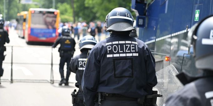 Beim Spiel zwischen Augsburg und Mönchengladbach hat sich ein Schuss einer Dienstwaffe gelöst. Polizei