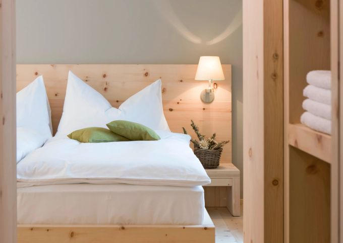 Raufkommen und Ausspannen: das Hotel von Innen. Ein Zimmer im Romantik Hotel