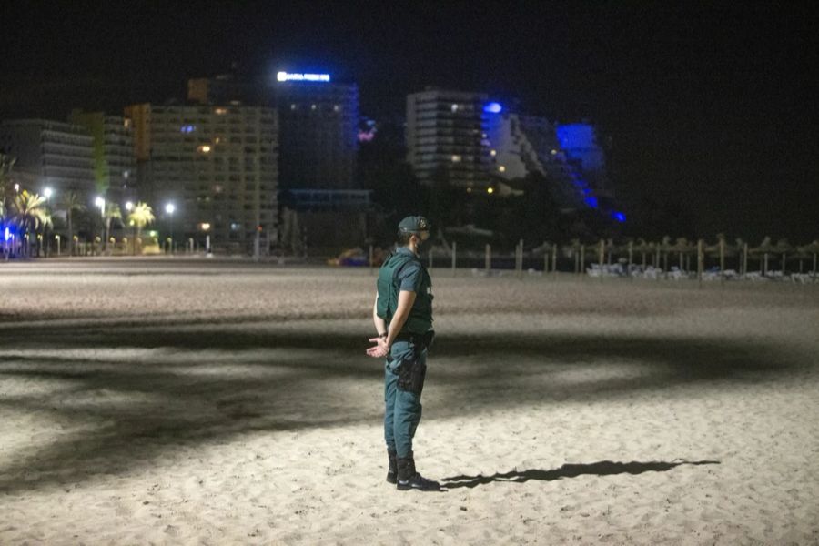 Ein Polizist steht am Strand in Magaluf auf der spanischen Ferieninsel Mallorca. (Archivbild)