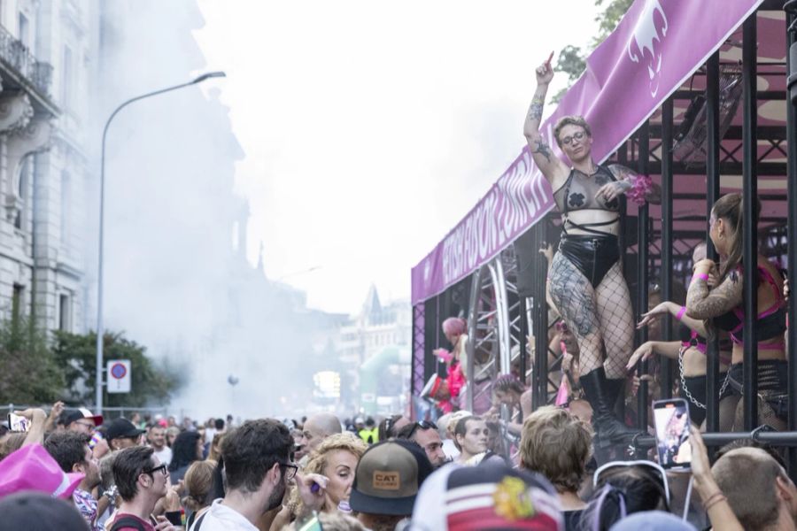 In knappen Outfits wird gefeiert – die Street Parade steht jeweils im Zeichen der Liebe, Toleranz und des Friedens.