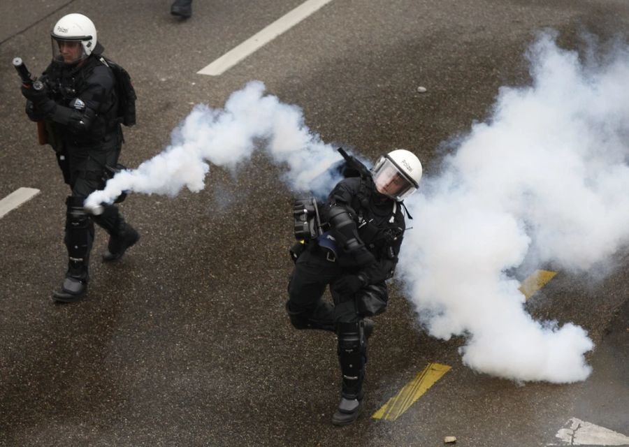 Auch hierzulande gibt es Gewalt gegen Polizeibeamte: 2021 registrierte das Bundesamt für Statistik rund 3500 Straftaten gegen Beamte. (Symbolbild)