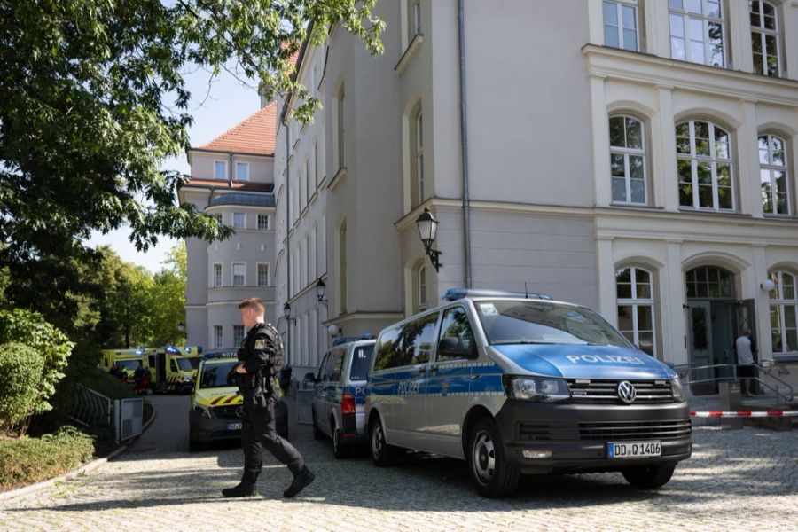 Ein 16-Jähriger soll mit einem Messer durch die Schule gerannt sein, ein Amokalarm wurde ausgelöst.