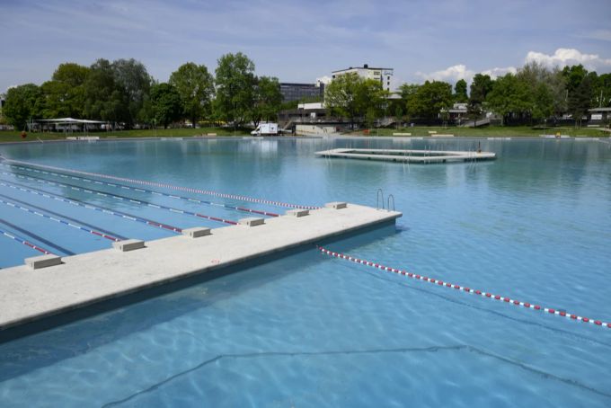 Schön viel Platz zum Schwimmen bietet das Freibad Weyermannshaus in Bern. Badi, Freibad Weyermannshaus, Bern