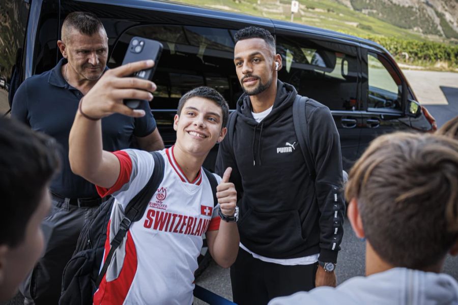 Djibril Sow nimmt sich Zeit für Fotos mit den Fans.