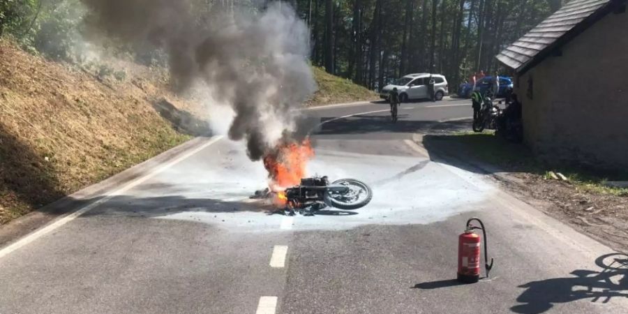 Nach einem Selbstunfall auf der Klausenstrasse fing ein Motorrad wegen auslaufendem Benzin Feuer. Der Lenker verletzte sich geringfügig.