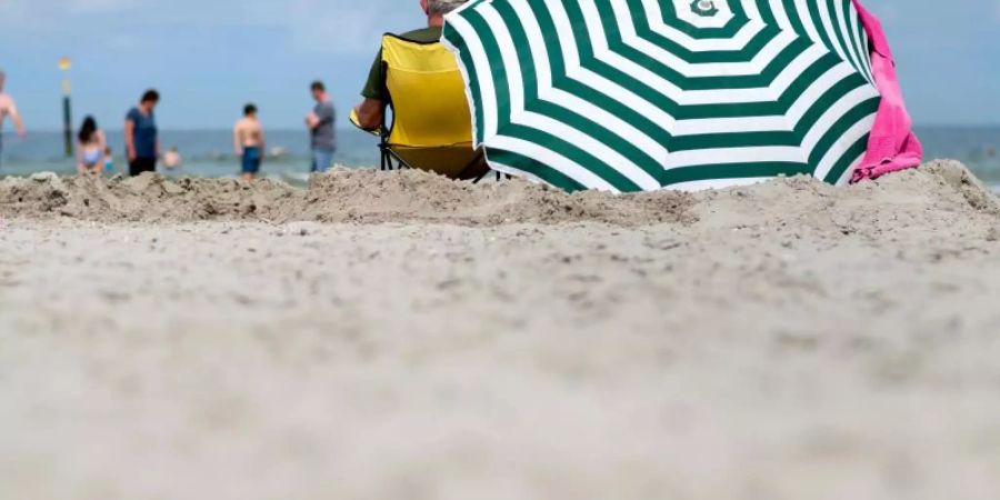 Einer Studie nach geht jeder zweite beim Urlaubsgeld leer aus. Foto: Hauke-Christian Dittrich