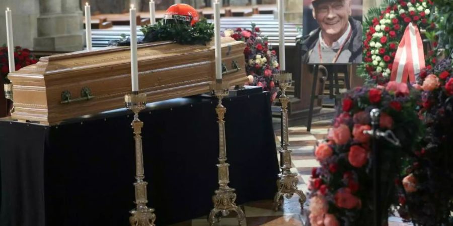 Zahlreiche Menschen nutzten die Möglichkeit, der Formel-1-Legende Niki Lauda im Wiener Stephansdom die letzte Ehre zu erweisen. Foto: Georg Hochmuth/APA